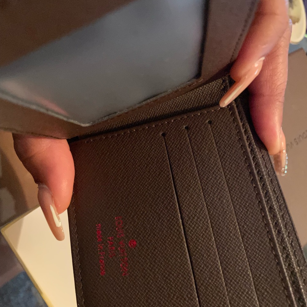 I’m selling a new Louis Vuitton wallet comes with box